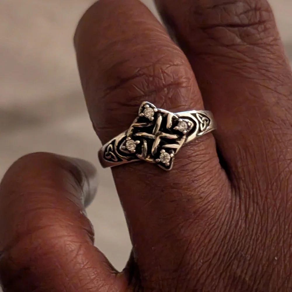 Women's Zirconia Sterling Silver Celtic Knot Ring Sz 8